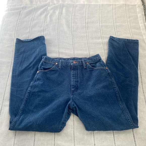 Wrangler cowboy cut jeans in medium wash. - Picture 2 of 10